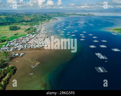 Village de pêcheurs local et bateaux de pêche dans l'océan sur l'île de Sumbawa. Vue aérienne panoramique. Banque D'Images
