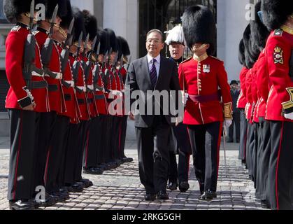 Bildnummer : 55549350 Datum : 27.06.2011 Copyright : imago/Xinhua (110627) -- LONDRES, 27 juin 2011 (Xinhua) -- le Premier ministre chinois Wen Jiabao (C, front) inspecte la garde d'honneur lors d'une cérémonie de bienvenue organisée par le Premier ministre britannique David Cameron, à Londres, le 27 juin 2011. (Xinhua/Huang Jingwen) (xzj) GRANDE-BRETAGNE-CHINE-WEN JIABAO-CAMERON-CÉRÉMONIE DE BIENVENUE (CN) PUBLICATIONxNOTxINxCHN Politik people xjh x0x premiumd 2011 quer Bildnummer 55549350 Date 27 06 2011 Copyright Imago XINHUA Londres juin 27 2011 XINHUA Premier ministre chinois Wen Jiabao C Front inspecter la Garde d'HONNEUR pendant un Welco Banque D'Images