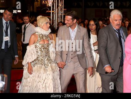 Lady Gaga et Bradley Cooper assistent à la première britannique de 'A Star is Born' qui se tient au vue West End à Londres. Banque D'Images