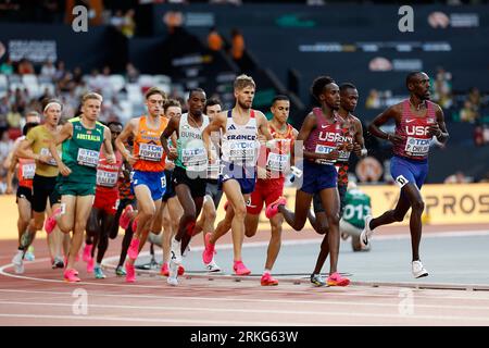 Budapest, Hongrie. 24 août 2023. Les athlètes concourent lors de la manche masculine du 5000m des Championnats du monde d'athlétisme Budapest 2023 à Budapest, Hongrie, le 24 août 2023. Crédit : Wang Lili/Xinhua/Alamy Live News Banque D'Images