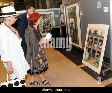 Bildnummer : 55553828 Datum : 28.06.2011 Copyright : imago/Xinhua (110628) -- VIENNE, 28 juin 2011 (Xinhua) -- les visiteurs regardent les œuvres de découpe de papier de Li Shoubai lors d'une exposition d'œuvres de découpe de papier de Li à Vienne, Autriche, le 28 juin 2011. Dans le cadre des activités de la série qui marquent le 40e anniversaire de l'établissement des relations diplomatiques entre l'Autriche et la Chine, l'exposition durera jusqu'au 10 juillet 2011. (Xinhua/Liu Gang) (yc) AUTRICHE-CHINE-PAPIER COUPE PUBLICATIONxNOTxINxCHN Kultur Ausstellung Papierschnitt Kunsthandwerk x0x xst 2011 quer Bildnummer 55553828 Date Banque D'Images