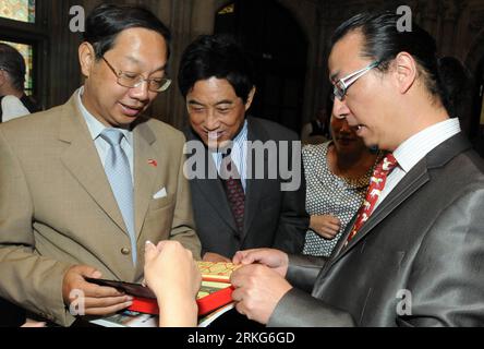 Bildnummer : 55553829 Datum : 28.06.2011 Copyright : imago/Xinhua (110628) -- VIENNE, 28 juin 2011 (Xinhua) -- l'artiste chinois Li Shoubai (R) présente ses œuvres de découpe de papier à l'ambassadeur chinois Shi Deming lors d'une exposition d'œuvres de découpe de papier Li s à Vienne, Autriche, le 28 juin 2011. Dans le cadre des activités de la série qui marquent le 40e anniversaire de l'établissement des relations diplomatiques entre l'Autriche et la Chine, l'exposition durera jusqu'au 10 juillet 2011. (Xinhua/Liu Gang) (yc) AUTRICHE-CHINE-COUPE DE PAPIER PUBLICATIONxNOTxINxCHN Kultur Ausstellung Papierschnitt Kunsthandwerk x Banque D'Images