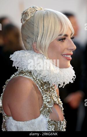 Lady Gaga assiste à la première britannique de « A Star is Born » qui se tient au vue West End à Londres. (Photo Fred Duval / SOPA Images/Sipa USA) Banque D'Images