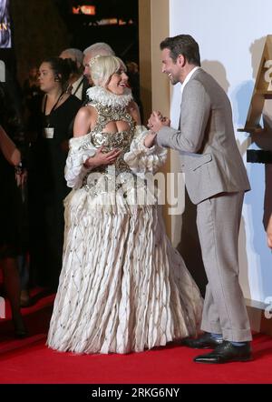 Lady Gaga et Bradley Cooper assistent à la première britannique de 'A Star is Born' qui se tient au vue West End à Londres. (Photo Fred Duval / SOPA Images/Sipa USA) Banque D'Images