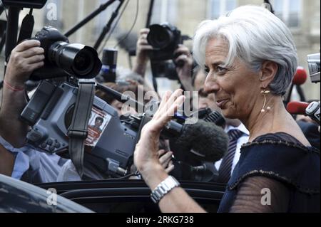 Bildnummer : 55557775 Datum : 29.06.2011 Copyright : imago/Xinhua (110630) -- PARIS, 30 juin 2011 (Xinhua) -- Christine Lagarde, ministre française de l'économie, des Finances et de l'Industrie, quitte l'Elysée après la réunion du cabinet à Paris, capitale de la France, le 29 juin 2011. La nomination de Lagarde comme première femme à la tête du FMI est une victoire pour la France, a déclaré le cabinet du Président Nicolas Sakozy. (Xinhua/Nicolas Datiche) (ybg) FRANCE-PARIS-IMF-LAGARDE PUBLICATIONxNOTxINxCHN People Politik x0x xtm 2011 quer premiumd Bildnummer 55557775 Date 29 06 2011 Copyright Imago XINHUA Paris juin 30 2011 XINHUA Banque D'Images