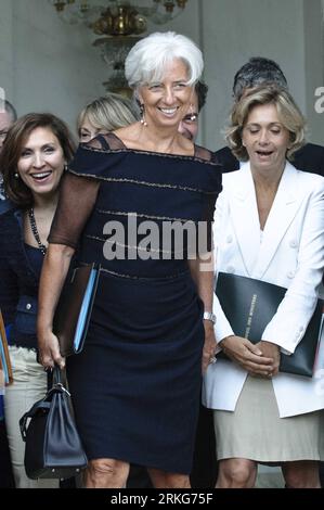 Bildnummer : 55557776 Datum : 29.06.2011 Copyright : imago/Xinhua (110630) -- PARIS, 30 juin 2011 (Xinhua) -- Christine Lagarde, ministre française de l'économie, des Finances et de l'Industrie, quitte l'Elysée après la réunion du cabinet à Paris, capitale de la France, le 29 juin 2011. La nomination de Lagarde comme première femme à la tête du FMI est une victoire pour la France, a déclaré le cabinet du Président Nicolas Sakozy. (Xinhua/Nicolas Datiche) (ybg) FRANCE-PARIS-IMF-LAGARDE PUBLICATIONxNOTxINxCHN People Politik x0x xtm 2011 hoch premiumd Bildnummer 55557776 Date 29 06 2011 Copyright Imago XINHUA Paris juin 30 201 Banque D'Images