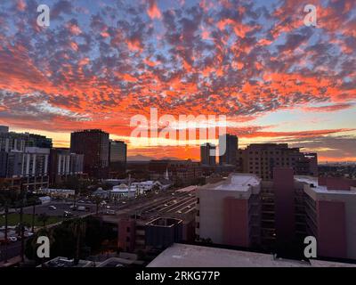 Un incroyable coucher de soleil au-dessus de la ville de Tempe, Arizona Banque D'Images