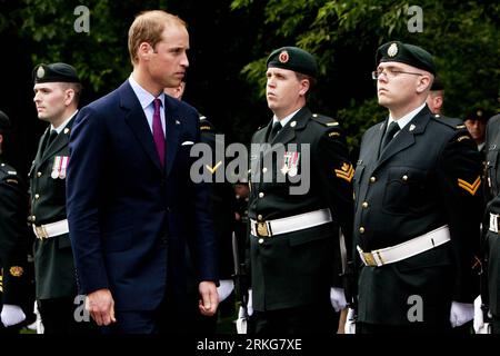 Bildnummer : 55561096 Datum : 30.06.2011 Copyright : imago/Xinhua (110701) -- OTTAWA, 1 juillet 2011 (Xinhua) -- le Prince William de Grande-Bretagne inspecte les gardes d'honneur lors d'une cérémonie à Ottawa, Ontario, Canada, le 30 juin 2011. Le prince William et Kate Middleton, le duc et la duchesse de Cambridge, sont arrivés ici jeudi pour leur première tournée à l'étranger depuis leur mariage le 29 avril. (Xinhua/Christopher Pike) (ybg) CANADA-OTTAWA-BRITISH ROYAL TOUR PUBLICATIONxNOTxINxCHN People GBR England Adel Königshaus xdf x0x premiumd 2011 quer Catherine Bildnummer 55561096 Date 30 06 2011 Copyright Imago XINHUA Banque D'Images