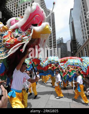 Bildnummer : 55563366 Datum : 01.07.2011 Copyright : imago/Xinhua (110701) -- HONG KONG, 1 juillet 2011 (Xinhua) -- danse du dragon lors d'un carnaval à Hong Kong, dans le sud de la Chine, le 1 juillet 2011. Un grand carnaval est organisé à Hong Kong pour célébrer le 14e anniversaire de la création de la région administrative spéciale de Hong Kong (RAS de Hong Kong). (Xinhua/Huang Xiaoyong) (yby) CHINE-HONG KONG-HKSAR 14E ANNIVERSAIRE-CARNAVAL (CN) PUBLICATIONxNOTxINxCHN Gesellschaft Karneval Straßenfeste Jahrestag Übergabe Hongkong xns x0x 2011 hoch Bildnummer 55563366 Date 01 07 2011 Copyright Imago XINHUA Hong Kong Jul Banque D'Images