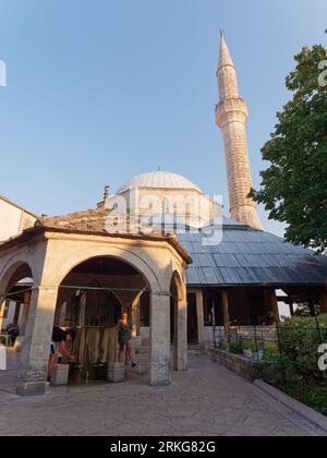 Extérieur de la mosquée Koski Mehmed Pacha dans la ville de Mostar un soir d'été, Bosnie-Herzégovine, 22 août 2023. Banque D'Images