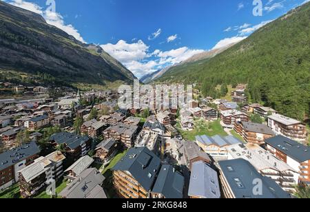 Une vue aérienne de la ville de Zermatt, en Suisse, entourée de montagnes verdoyantes Banque D'Images