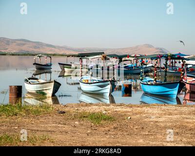 Bateaux d'excursion décorés dans le lac Isikli à Civril, Denizli Banque D'Images