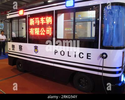 Bildnummer : 55567082 Datum : 03.07.2011 Copyright : imago/Xinhua (110703) -- PÉKIN, 3 juillet 2011 (Xinhua) -- photo prise le 3 juillet 2011, montre une voiture de police électrique lors d'une exposition à Pékin, capitale de la Chine. Une exposition de véhicules électriques, de véhicules hybrides et de véhicules propres et de pièces automobiles a eu lieu dimanche à Beijing. (Xinhua/Yuan Jing) (llp) CHINA-BEIJING-CLEAN VEHICLES AND AUTO PARTS EXHIBITION (CN) PUBLICATIONxNOTxINxCHN Wirtschaft Messe automesse Elektroauto xbs 2011 quer o0 Polizei, Polzeiauto, Objekte Bildnummer 55567082 Date 03 07 2011 Copyright Imago XINHUA Beijing Banque D'Images