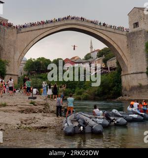 Personnes regardant quelqu'un sauter de Stari Most (Vieux Pont) Mostar, Bosnie-Herzégovine, 23 août 2023. Banque D'Images