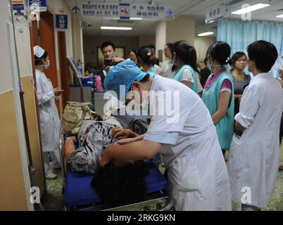 Bildnummer : 55570232 Datum : 05.07.2011 Copyright : imago/Xinhua (110705) -- BEIJING, 5 juillet 2011 (Xinhua) -- Une femme blessée reçoit un examen médical à l'hôpital populaire de l'Université de Pékin après un accident survenu dans la station de métro de Beijing de la ligne 4 dans le centre-ville de Beijing, capitale de la Chine, le 5 juillet 2011. Au moins une personne a été tuée et 28 autres blessées, dont deux grièvement, par un attelage d'escalier roulant dans la gare mardi.(Xinhua/Luo Xiaoguang) (ry) CHINA-BEIJING-SUBWAY-ESCALATOR-ACCIDENT (CN) PUBLICATIONxNOTxINxCHN Gesellschaft Unglück U Bahn UBahn China x0x xtm 2011 quer premi Banque D'Images