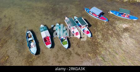 Bateaux d'excursion décorés dans le lac Isikli à Civril, Denizli Banque D'Images