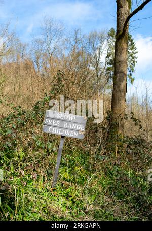 Amusants panneaux routiers « attention aux enfants en liberté » pendant que vous conduisez dans Castle Combe Village Banque D'Images