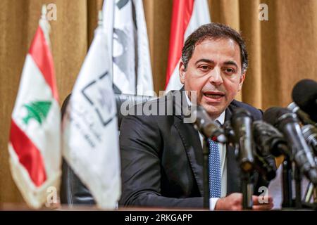 Beyrouth, Liban. 25 août 2023. Wassim Mansouri, gouverneur par intérim de la Banque centrale libanaise (Banque du Liban), prend la parole lors d'une conférence de presse. Mansouri a annoncé que la banque centrale ne couvrira pas le déficit en prêtant au gouvernement, ni en dollars ni en livres libanaises. Crédit : Marwan Naamani/dpa/Alamy Live News Banque D'Images