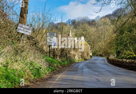 Amusants panneaux routiers « attention aux enfants en liberté » pendant que vous conduisez dans Castle Combe Village Banque D'Images