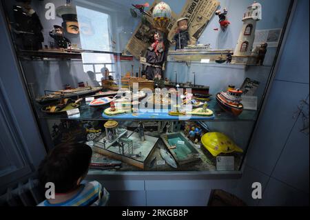 Bildnummer : 55575055 Datum : 06.07.2011 Copyright : imago/Xinhua (110706) -- ISTANBUL, 6 juillet 2011 (Xinhua) -- Un enfant regarde les collections de jouets au Musée du jouet d'Istanbul, Turquie, 6 juillet 2011. Le musée du jouet d'Istanbul, fondé par l'écrivain turc Sunay Akin en 2005, possède une collection de près de 10 000 jouets du monde entier, attirant un grand nombre de visiteurs chaque année. (Xinhua/Ma Yan) (wjd) TURKEY-ISTANBUL-TOY-MUSEUM PUBLICATIONxNOTxINxCHN Gesellschaft Spielzeug Museum Spielzeugmuseum Kinder xdf x0x 2011 quer Bildnummer 55575055 Date 06 07 2011 Copyright Imago XINHUA Istanbul Banque D'Images