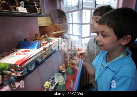 Bildnummer : 55575058 Datum : 06.07.2011 Copyright : imago/Xinhua (110706) -- ISTANBUL, 6 juillet 2011 (Xinhua) -- les enfants regardent les collections de jouets au Musée du jouet d'Istanbul, Turquie, 6 juillet 2011. Le musée du jouet d'Istanbul, fondé par l'écrivain turc Sunay Akin en 2005, possède une collection de près de 10 000 jouets du monde entier, attirant un grand nombre de visiteurs chaque année. (Xinhua/Ma Yan) (wjd) TURKEY-ISTANBUL-TOY-MUSEUM PUBLICATIONxNOTxINxCHN Gesellschaft Spielzeug Museum Spielzeugmuseum Kinder xdf x0x 2011 quer Bildnummer 55575058 Date 06 07 2011 Copyright Imago XINHUA Istanbul Banque D'Images