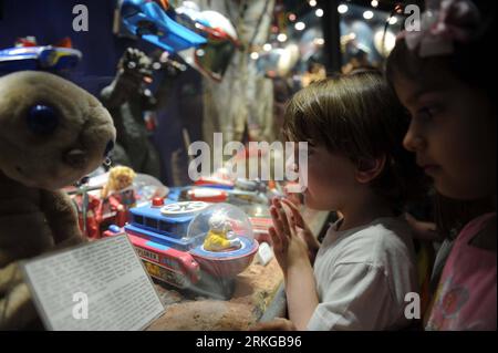Bildnummer : 55575057 Datum : 06.07.2011 Copyright : imago/Xinhua (110706) -- ISTANBUL, 6 juillet 2011 (Xinhua) -- les enfants regardent les collections de jouets au Musée du jouet d'Istanbul, Turquie, 6 juillet 2011. Le musée du jouet d'Istanbul, fondé par l'écrivain turc Sunay Akin en 2005, possède une collection de près de 10 000 jouets du monde entier, attirant un grand nombre de visiteurs chaque année. (Xinhua/Ma Yan) (wjd) TURKEY-ISTANBUL-TOY-MUSEUM PUBLICATIONxNOTxINxCHN Gesellschaft Spielzeug Museum Spielzeugmuseum Kinder xdf x0x 2011 quer Bildnummer 55575057 Date 06 07 2011 Copyright Imago XINHUA Istanbul Banque D'Images