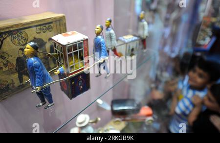 Bildnummer : 55575060 Datum : 06.07.2011 Copyright : imago/Xinhua (110706) -- ISTANBUL, 6 juillet 2011 (Xinhua) -- les enfants regardent les collections de jouets au Musée du jouet d'Istanbul, Turquie, 6 juillet 2011. Le musée du jouet d'Istanbul, fondé par l'écrivain turc Sunay Akin en 2005, possède une collection de près de 10 000 jouets du monde entier, attirant un grand nombre de visiteurs chaque année. (Xinhua/Ma Yan) (wjd) TURKEY-ISTANBUL-TOY-MUSEUM PUBLICATIONxNOTxINxCHN Gesellschaft Spielzeug Museum Spielzeugmuseum Kinder xdf x0x 2011 quer Bildnummer 55575060 Date 06 07 2011 Copyright Imago XINHUA Istanbul Banque D'Images