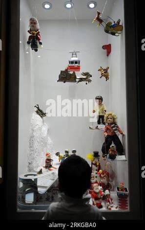 Bildnummer : 55575056 Datum : 06.07.2011 Copyright : imago/Xinhua (110706) -- ISTANBUL, 6 juillet 2011 (Xinhua) -- Un enfant regarde les collections de jouets au Musée du jouet d'Istanbul, Turquie, 6 juillet 2011. Le musée du jouet d'Istanbul, fondé par l'écrivain turc Sunay Akin en 2005, possède une collection de près de 10 000 jouets du monde entier, attirant un grand nombre de visiteurs chaque année. (Xinhua/Ma Yan) (wjd) TURQUIE-ISTANBUL-TOY-MUSEUM PUBLICATIONxNOTxINxCHN Gesellschaft Spielzeug Museum Spielzeugmuseum Kinder xdf x0x 2011 hoch Bildnummer 55575056 Date 06 07 2011 Copyright Imago XINHUA Istanbul Banque D'Images