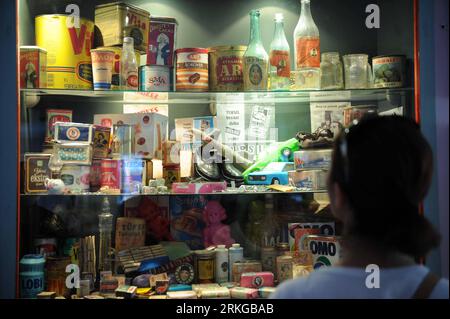 Bildnummer : 55575059 Datum : 06.07.2011 Copyright : imago/Xinhua (110706) -- ISTANBUL, 6 juillet 2011 (Xinhua) -- Un visiteur regarde des collections de jouets au Musée du jouet d'Istanbul, Turquie, 6 juillet 2011. Le musée du jouet d'Istanbul, fondé par l'écrivain turc Sunay Akin en 2005, possède une collection de près de 10 000 jouets du monde entier, attirant un grand nombre de visiteurs chaque année. (Xinhua/Ma Yan) (wjd) TURKEY-ISTANBUL-TOY-MUSEUM PUBLICATIONxNOTxINxCHN Gesellschaft Spielzeug Museum Spielzeugmuseum Kinder xdf x0x 2011 quer Bildnummer 55575059 Date 06 07 2011 Copyright Imago XINHUA Istanb Banque D'Images