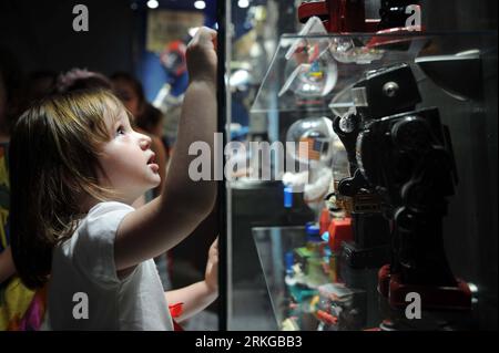 Bildnummer : 55575062 Datum : 06.07.2011 Copyright : imago/Xinhua (110706) -- ISTANBUL, 6 juillet 2011 (Xinhua) -- Un enfant regarde les collections de jouets au Musée du jouet d'Istanbul, Turquie, 6 juillet 2011. Le musée du jouet d'Istanbul, fondé par l'écrivain turc Sunay Akin en 2005, possède une collection de près de 10 000 jouets du monde entier, attirant un grand nombre de visiteurs chaque année. (Xinhua/Ma Yan) (wjd) TURKEY-ISTANBUL-TOY-MUSEUM PUBLICATIONxNOTxINxCHN Gesellschaft Spielzeug Museum Spielzeugmuseum Kinder xdf x0x 2011 quer premiumd Bildnummer 55575062 Date 06 07 2011 Copyright Imago XINHUA Banque D'Images