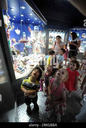 Bildnummer : 55575054 Datum : 06.07.2011 Copyright : imago/Xinhua (110706) -- ISTANBUL, 6 juillet 2011 (Xinhua) -- les enfants regardent les collections de jouets au Musée du jouet d'Istanbul, Turquie, 6 juillet 2011. Le musée du jouet d'Istanbul, fondé par l'écrivain turc Sunay Akin en 2005, possède une collection de près de 10 000 jouets du monde entier, attirant un grand nombre de visiteurs chaque année. (Xinhua/Ma Yan) (wjd) TURQUIE-ISTANBUL-TOY-MUSEUM PUBLICATIONxNOTxINxCHN Gesellschaft Spielzeug Museum Spielzeugmuseum Kinder xdf x0x 2011 hoch Bildnummer 55575054 Date 06 07 2011 Copyright Imago XINHUA Istanbul Banque D'Images