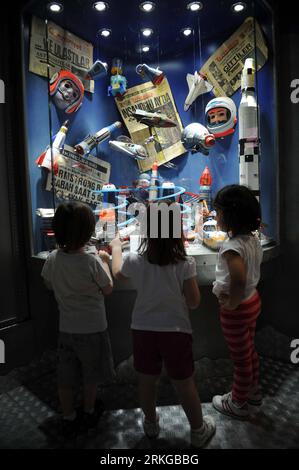Bildnummer : 55575061 Datum : 06.07.2011 Copyright : imago/Xinhua (110706) -- ISTANBUL, 6 juillet 2011 (Xinhua) -- les enfants regardent les collections de jouets au Musée du jouet d'Istanbul, Turquie, 6 juillet 2011. Le musée du jouet d'Istanbul, fondé par l'écrivain turc Sunay Akin en 2005, possède une collection de près de 10 000 jouets du monde entier, attirant un grand nombre de visiteurs chaque année. (Xinhua/Ma Yan) (wjd) TURKEY-ISTANBUL-TOY-MUSEUM PUBLICATIONxNOTxINxCHN Gesellschaft Spielzeug Museum Spielzeugmuseum Kinder xdf x0x 2011 hoch premiumd Bildnummer 55575061 Date 06 07 2011 Copyright Imago XINHUA Banque D'Images
