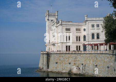 Château de Miramare (italien : Castello di Miramare) un château du 19e siècle directement sur le golfe de Trieste entre Barcola et Grignano à Trieste, en Italie. Banque D'Images