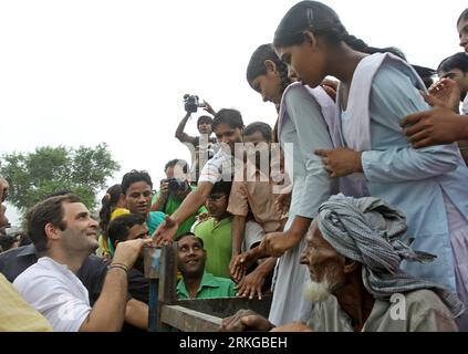 Bildnummer : 55575099 Datum : 06.07.2011 Copyright : imago/Xinhua (110707) -- GREATER NOIDA, 7 juillet 2011 (Xinhua) -- Rahul Gandhi (Front L), Secrétaire général du All India Congress Committee (AICC), salue lors d'un rassemblement contre la politique d'acquisition de terres du gouvernement de l'État de l'Uttar Pradesh dans le Greater Noida, Uttar Pradesh, Uttar Pradesh, en Inde, le 6 juillet 2011. (Xinhua/Stringer) (zf) INDIA-RAHUL GANDHI-LAND ACQUISITION-RALLYE PUBLICATIONxNOTxINxCHN People Politik xdf x0x 2011 quer Bildnummer 55575099 Date 06 07 2011 Copyright Imago XINHUA Greater NOIDA juillet 7 2011 XINHUA All India Congress Committee AICC Gener Banque D'Images