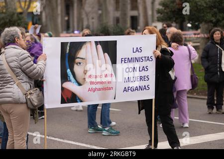 Des militantes à Madrid, en Espagne, se rassemblent pour manifester à l'occasion de la Journée internationale de la femme, le 8 mars, en faveur de leurs droits et libertés Banque D'Images