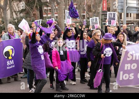 Des militantes à Madrid, en Espagne, se rassemblent pour manifester à l'occasion de la Journée internationale de la femme, le 8 mars, en faveur de leurs droits et libertés Banque D'Images