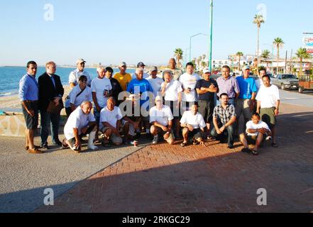 Bildnummer : 55577369 Datum : 07.07.2011 Copyright : imago/Xinhua (110708) -- SAN FELIPE, 8 juillet 2011 (Xinhua) -- survivants du naufrage en Basse-Californie, posent pour des photos avant de quitter le village de San Felipe, en Basse-Californie, Mexique, le 7 juillet 2011. Les survivants ont rencontré Corey Bordenkecher, représentant consulaire des États-Unis, avant de quitter le Mexique. Le bateau de pêche affrété Erik transportait 27 touristes américains et 16 membres d'équipage mexicains lorsqu'il a chaviré dans des eaux agitées dans la mer de Cortez dimanche. Sept touristes américains du naufrage sont toujours portés disparus. (Xinhua/Str) ( Banque D'Images