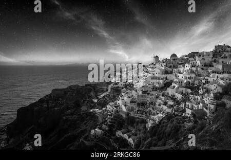 Une image pittoresque de la petite ville d'Oia, île de Santorin, perchée au sommet d'une haute falaise surplombant la mer Méditerranée Banque D'Images