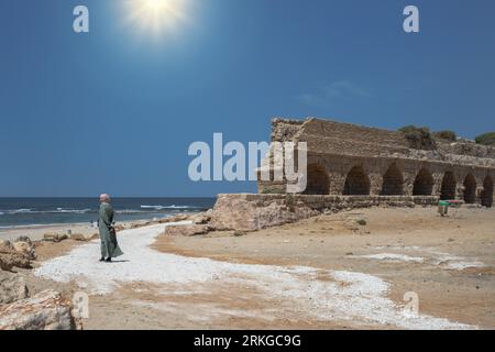 L'aqueduc hadrianique de Césarée Maritima, avec un ciel bleu clair Banque D'Images