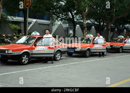 Bildnummer : 55579722 Datum : 08.07.2011 Copyright : imago/Xinhua (110708) -- SHANGHAI, 8 juillet 2011 (Xinhua) -- les chauffeurs de taxi attendent des passagers à une station de taxi dans l'est de la Chine Shanghai, 8 juillet 2011. Shanghai est sur le point de déployer une randonnée en taxi à partir de samedi. Le prix de chute du drapeau, qui couvre les trois premiers kilomètres d'un voyage, est sur le point d'augmenter d'un yuan à 13 yuan au centre-ville et à 11 yuan en banlieue respectivement. Les passagers en taxi devront également payer un yuan par trajet pour le supplément carburant. (Xinhua/Zhuang Yi) (ljh) #CHINA-SHANGHAI-TAXI FARE-HIKE (CN) PUBLICATIONxNOTxINxCHN Gesellscha Banque D'Images