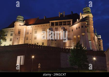 Une vue imprenable sur le château royal de Wawel à Cracovie, en Pologne illuminé brillamment la nuit Banque D'Images