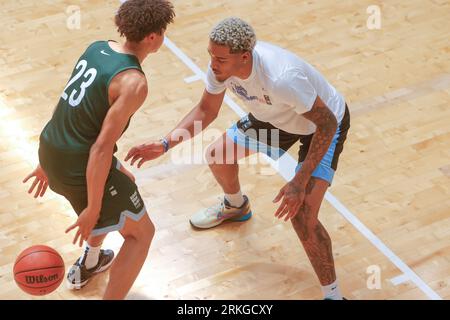 Wroclaw, Wroclaw, Pologne. 25 août 2023. Jeremy Sochan apparaît à Wroclaw dans le cadre du camp européen NBA ''Basketball sans frontières'' (image de crédit : © Krzysztof Zatycki/ZUMA Press Wire) À USAGE ÉDITORIAL UNIQUEMENT ! Non destiné à UN USAGE commercial ! Banque D'Images