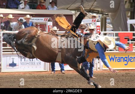 Bildnummer : 55583234 Datum : 08.07.2011 Copyright : imago/Xinhua (110711) -- CALGARY, le 11 juillet 2011 (Xinhua) -- Un cavalier tire sur le cheval à Calgary, Alberta, Canada, le 9 juillet 2011. Le 99e Stampede de Calgary a débuté à Calgary le 8 juillet 2011. La foire de 10 jours, connue comme le plus grand rodéo en plein air au monde, attire plus de 1 millions de visiteurs du monde entier. (Xinhua/Huang Xiaonan) (zcc) CANADA-CALGARY-RODEO PUBLICATIONxNOTxINxCHN Gesellschaft Kultur Rodeo Land Leute Pferd Tiere premiumd xns x0x 2011 quer Bildnummer 55583234 Date 08 07 2011 Copyright Imago XINHUA Calgary juillet 11 2011 Banque D'Images