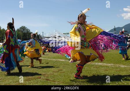 Bildnummer : 55583224 Datum : 09.07.2011 Copyright : imago/Xinhua (110710) -- WEST VANCOUVER, 10 juillet 2011 (Xinhua) -- des filles indiennes autochtones dansent au 24e Pow Wow annuel de la nation Squamish à West Vancouver, Colombie-Britannique, Canada, le 9 juillet 2011. Un Pow Wow moderne est un événement historiquement traditionnel où les Amérindiens s'affrontent dans la danse et le chant, et les non-Amérindiens se rencontrent pour honorer la culture amérindienne. (Xinhua/Sergei Bachlakov) (zw) CANADA-INDIANS-TRADITION-NATION SQUAMISH POW WOW PUBLICATIONxNOTxINxCHN Gesellschaft Kultur Powwow Kanada Nordamerika Indianer Ureinwohner Tradition Fes Banque D'Images