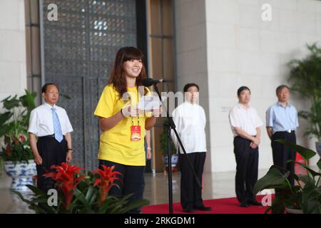 Bildnummer : 55583274 Datum : 11.07.2011 Copyright : imago/Xinhua (110711) -- BEIJING, 11 juillet 2011 (Xinhua) -- Lin Yizhen de l'Université Huaqiao prononce un discours au nom des membres du camp d'été lors de la cérémonie d'ouverture du camp d'été pour les jeunes de Taïwan à Beijing, capitale de la Chine, le 11 juillet 2011. Le camp d'été, une activité subsidiaire des activités d'échange culturel de Taiwan et du continent, ouvre lundi à Pékin. Au total, quelque 800 étudiants taïwanais des collèges et écoles secondaires du sud-est de la Chine à Taiwan, sur le continent et dans cinq autres pays participent au camp. (Xinhua/ Banque D'Images