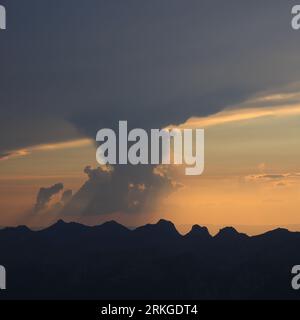 Nuage spectaculaire au-dessus d'une chaîne de montagnes dans le Simmental. Banque D'Images