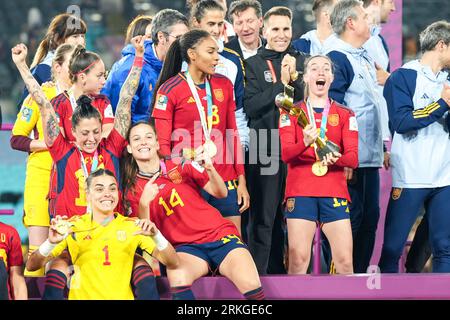 Sydney, Australie. 20 août 2023. Sydney, Australie, 20 août 2023 : joueuses espagnoles dont Misa Rodriguez (1 Espagne), Laia Codina (14 Espagne), Jenni Hermoso (10 Espagne), Salma Paralluelo (18 Espagne) et Eva Navarro (15 Espagne) célébrez leur victoire de la coupe du monde lors de la cérémonie des trophées après la finale de la coupe du monde féminine de la FIFA 2023 entre l'Espagne et l'Angleterre au Stadium Australia à Sydney, en Australie. (Daniela Porcelli/SPP) crédit : SPP Sport Press photo. /Alamy Live News Banque D'Images