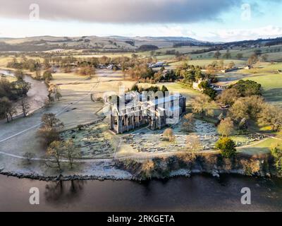 Une vue aérienne de Bolton Abbey dans les Yorkshire Dales du North Yorkshire, Angleterre Banque D'Images