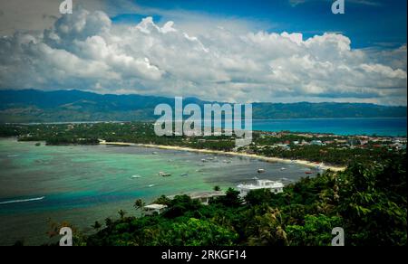 Une vue aérienne de la plage de Bulabog sur la côte est de l'île de Boracay, Philippines Banque D'Images