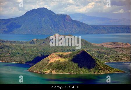 Une vue aérienne du volcan Taal dans la province de Batangas, Philippines, sur l'île de Luzon Banque D'Images